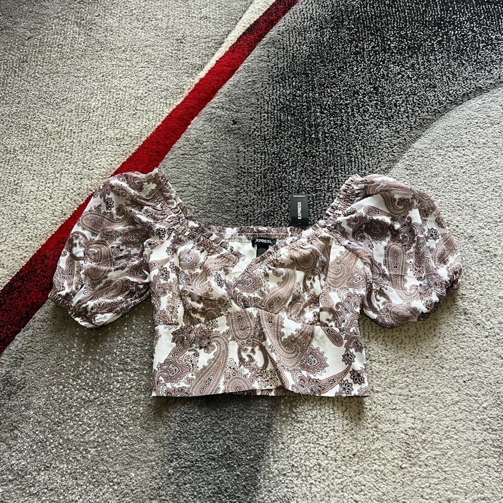 Express Paisley Print Cropped Short Sleeve Blouse
